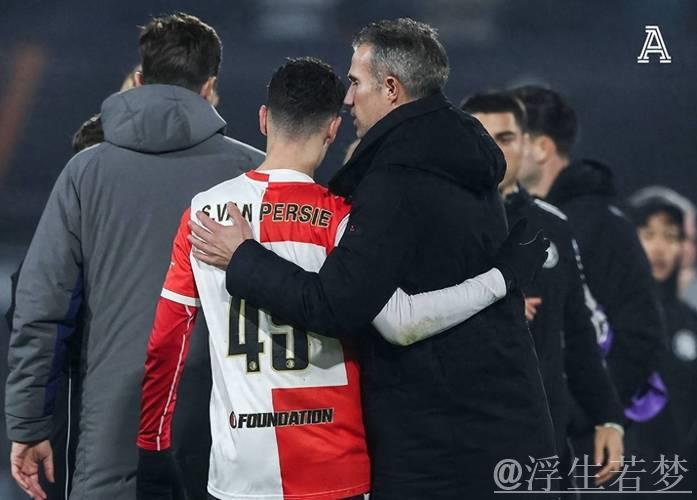 3万人见证！42岁范佩西执教 19岁儿子首秀：1米86踢中锋